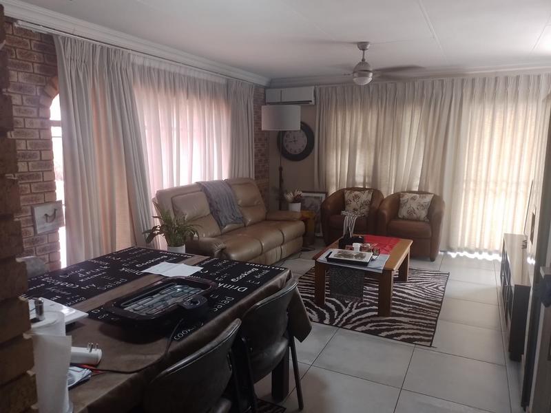 11 Bedroom Property for Sale in Helderkruin Gauteng