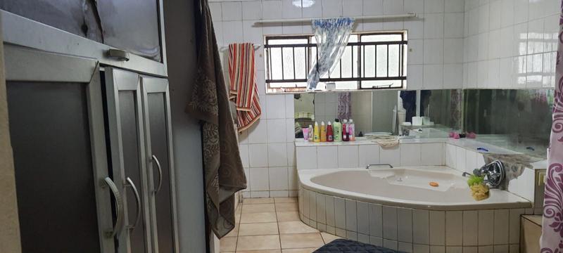 7 Bedroom Property for Sale in Lusthof Gauteng