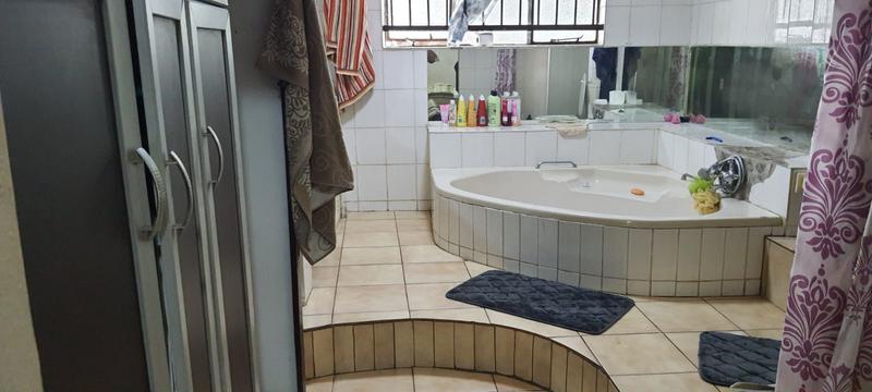 7 Bedroom Property for Sale in Lusthof Gauteng