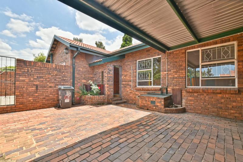 2 Bedroom Property for Sale in Brackendowns Gauteng