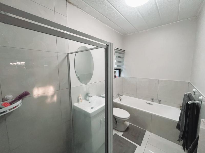 1 Bedroom Property for Sale in Douglasdale Gauteng