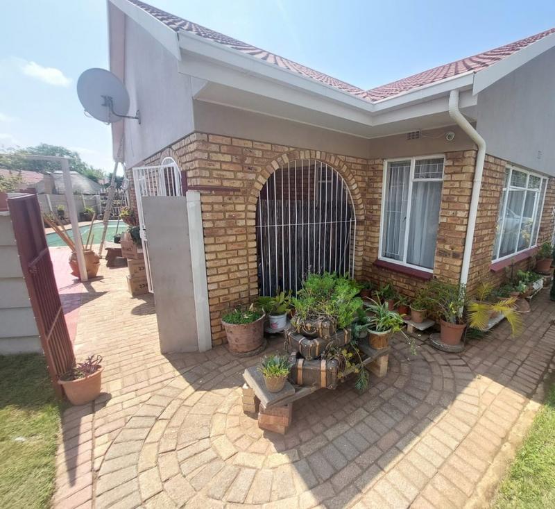4 Bedroom Property for Sale in Helikonpark Gauteng