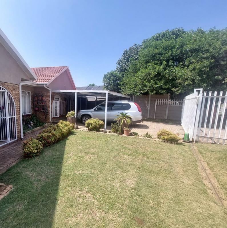 4 Bedroom Property for Sale in Helikonpark Gauteng