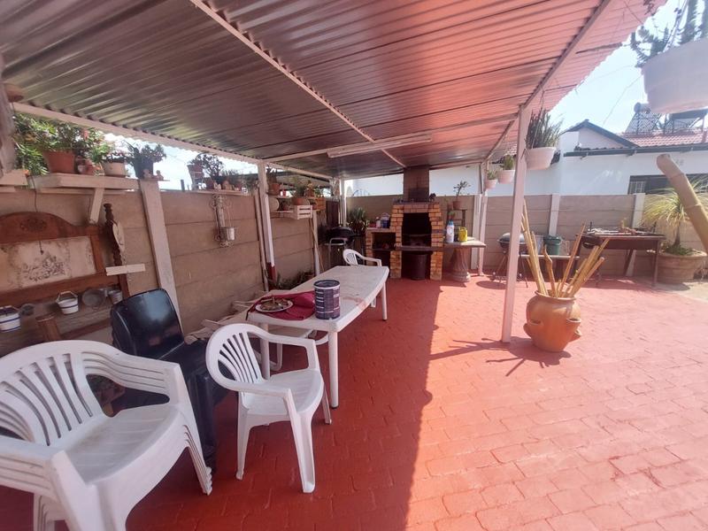 4 Bedroom Property for Sale in Helikonpark Gauteng