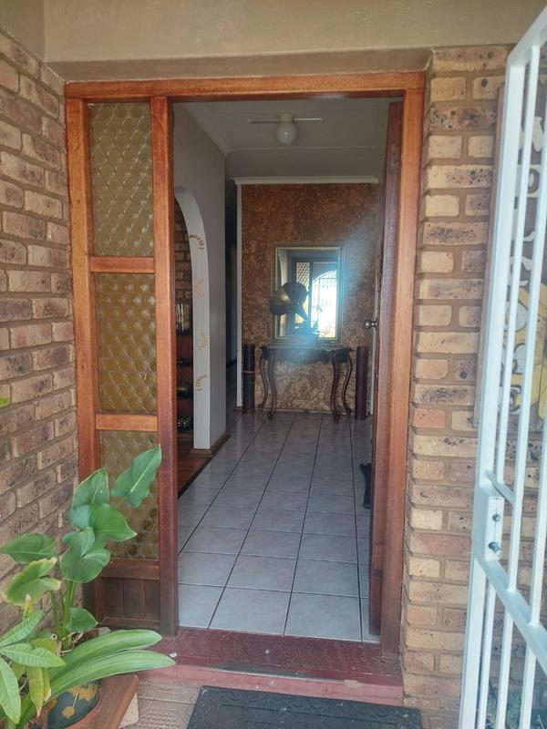 4 Bedroom Property for Sale in Helikonpark Gauteng