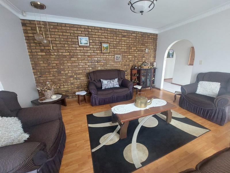 4 Bedroom Property for Sale in Helikonpark Gauteng