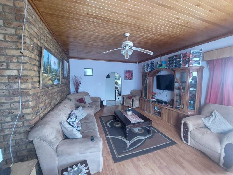 4 Bedroom Property for Sale in Helikonpark Gauteng