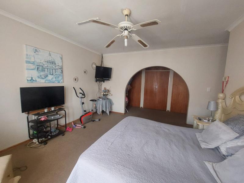 4 Bedroom Property for Sale in Helikonpark Gauteng