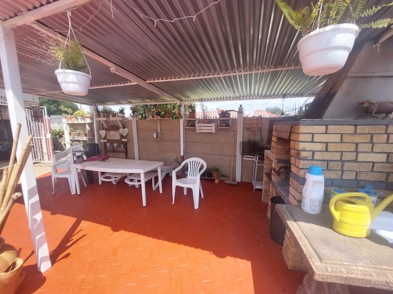 4 Bedroom Property for Sale in Helikonpark Gauteng