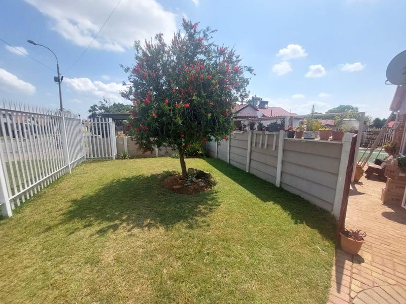 4 Bedroom Property for Sale in Helikonpark Gauteng