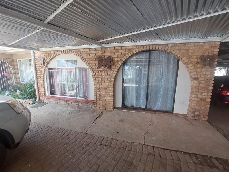 4 Bedroom Property for Sale in Helikonpark Gauteng