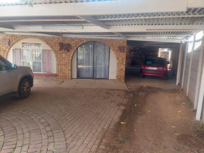 4 Bedroom Property for Sale in Helikonpark Gauteng