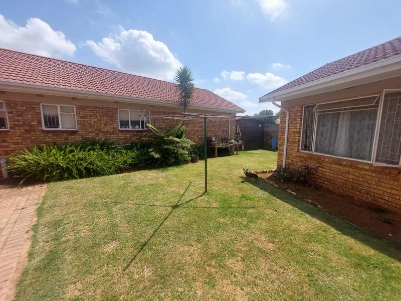 4 Bedroom Property for Sale in Helikonpark Gauteng