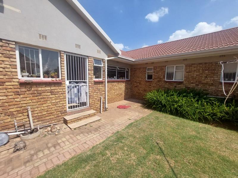 4 Bedroom Property for Sale in Helikonpark Gauteng
