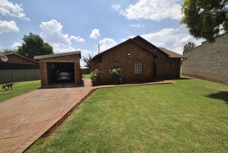 4 Bedroom Property for Sale in Dawn Park Gauteng