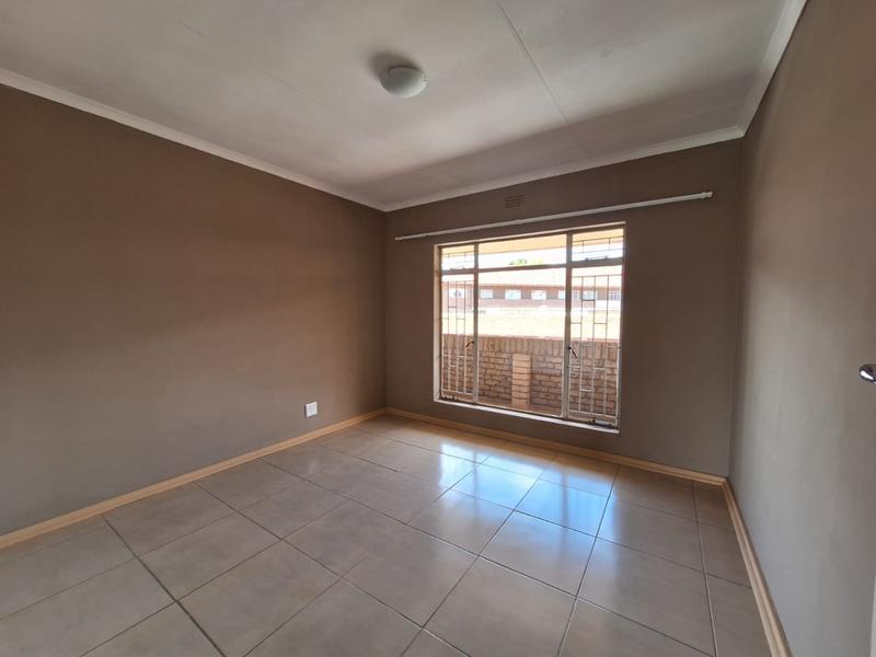 To Let 3 Bedroom Property for Rent in Greenhills Gauteng