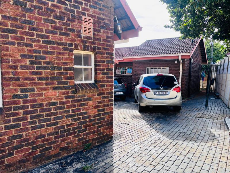 To Let 2 Bedroom Property for Rent in Fleurhof Gauteng