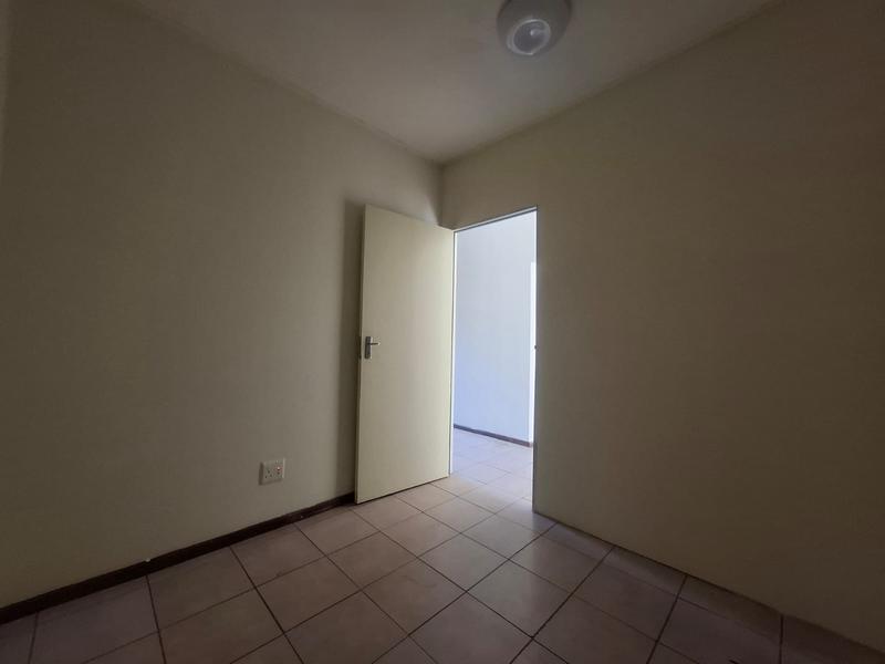 To Let 3 Bedroom Property for Rent in Florida Lake Gauteng