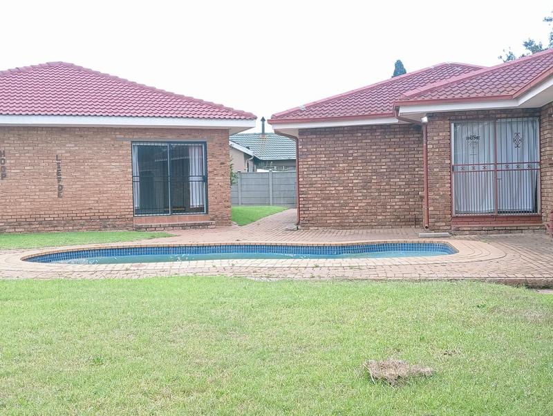 6 Bedroom Property for Sale in Helikonpark Gauteng