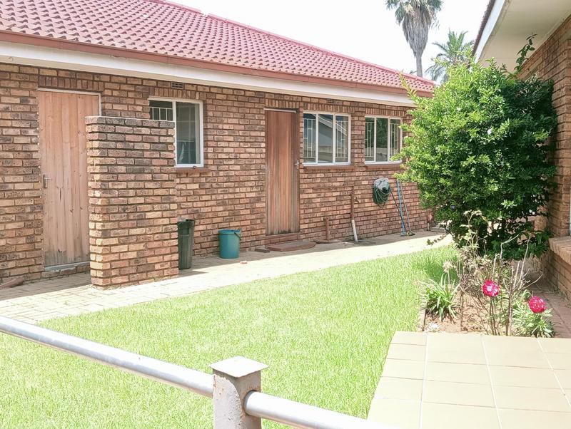 6 Bedroom Property for Sale in Helikonpark Gauteng