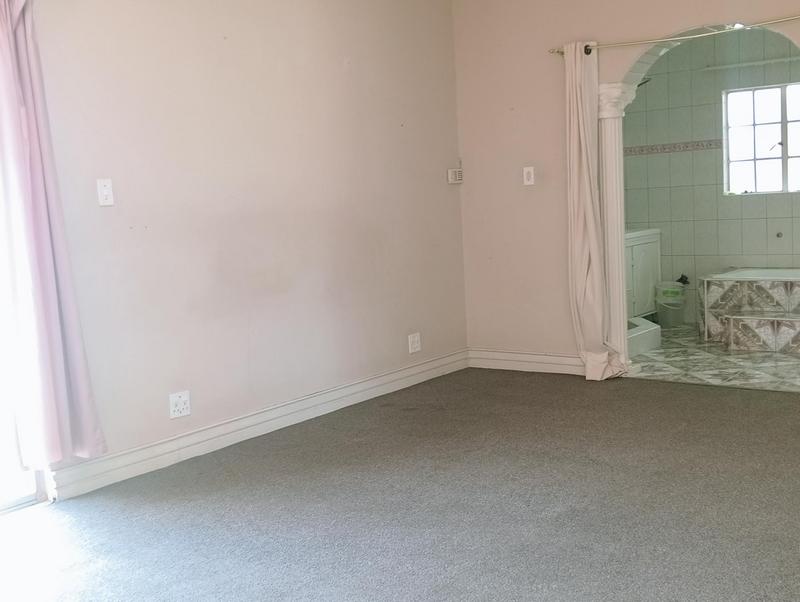 6 Bedroom Property for Sale in Helikonpark Gauteng