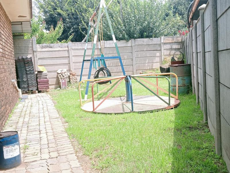 6 Bedroom Property for Sale in Helikonpark Gauteng