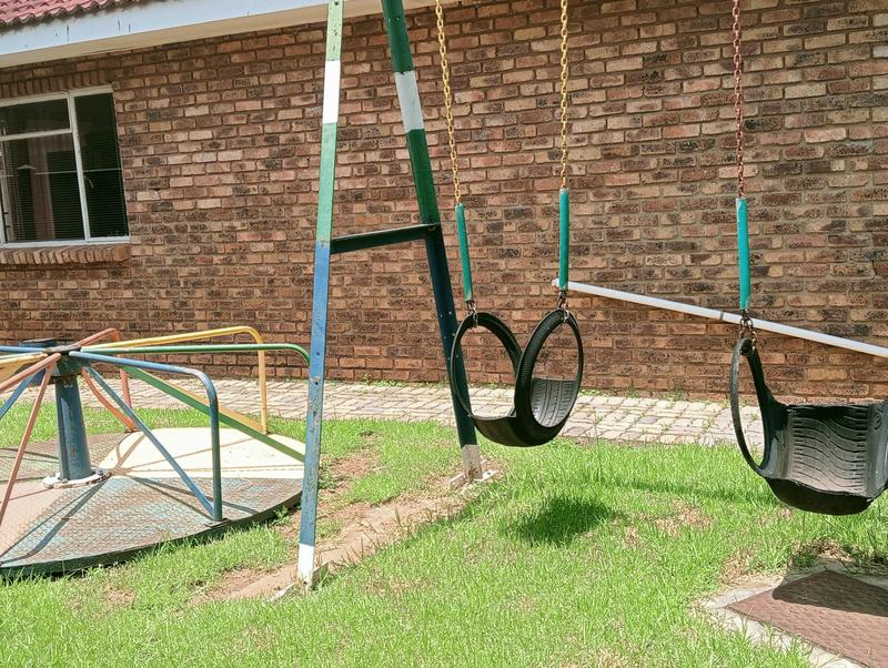 6 Bedroom Property for Sale in Helikonpark Gauteng