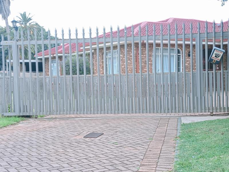 6 Bedroom Property for Sale in Helikonpark Gauteng
