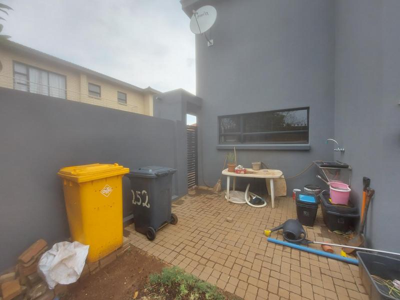 4 Bedroom Property for Sale in Raslouw Gardens Gauteng