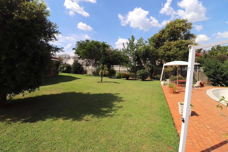 To Let 2 Bedroom Property for Rent in Linden Gauteng