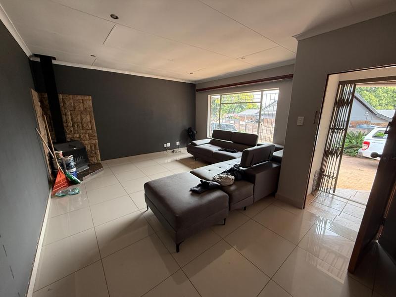 4 Bedroom Property for Sale in Rooihuiskraal Gauteng