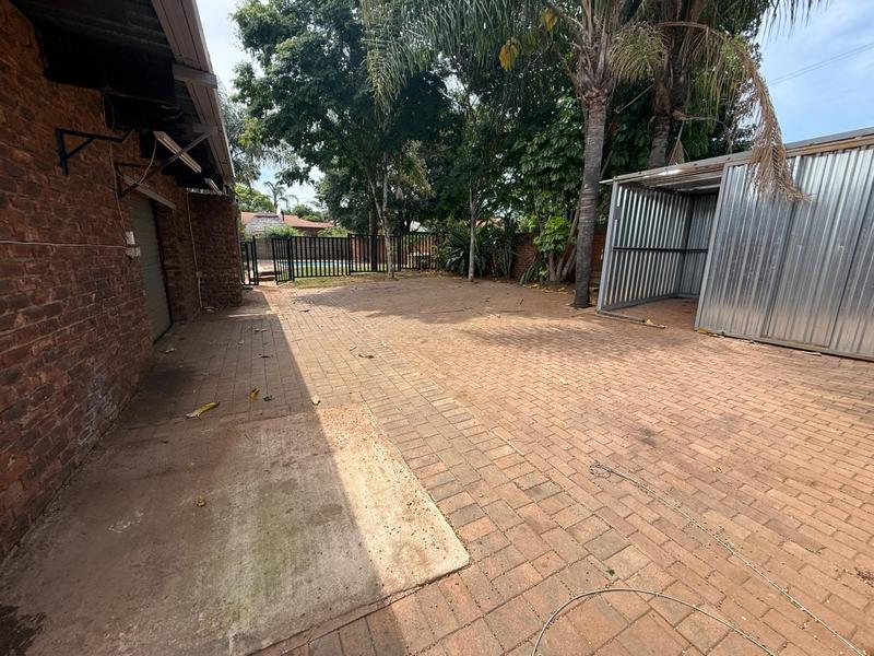 4 Bedroom Property for Sale in Rooihuiskraal Gauteng