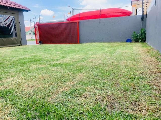 To Let 3 Bedroom Property for Rent in Fleurhof Gauteng