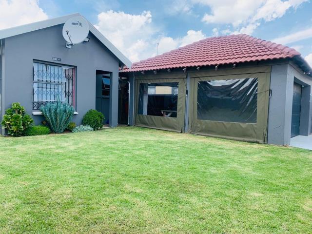 To Let 3 Bedroom Property for Rent in Fleurhof Gauteng