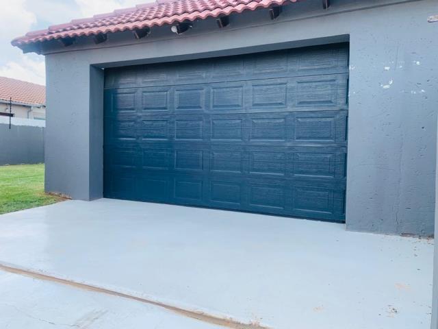 To Let 3 Bedroom Property for Rent in Fleurhof Gauteng