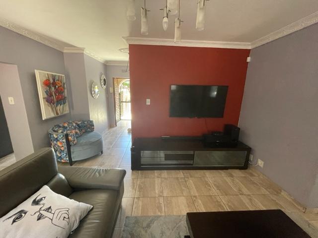 To Let 4 Bedroom Property for Rent in Birchleigh North Gauteng