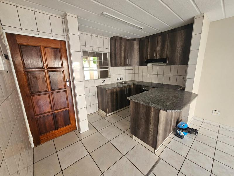 2 Bedroom Property for Sale in Die Hoewes Gauteng