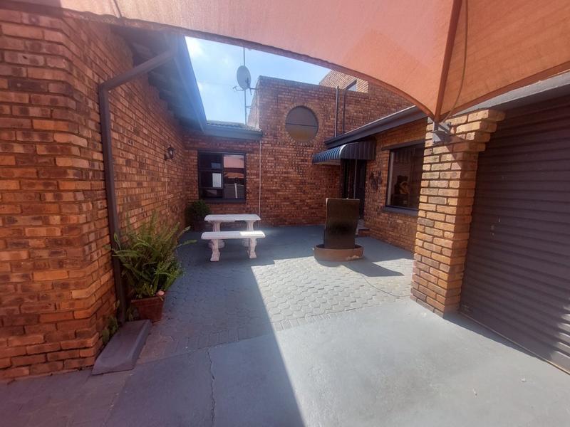 5 Bedroom Property for Sale in Greenhills Gauteng