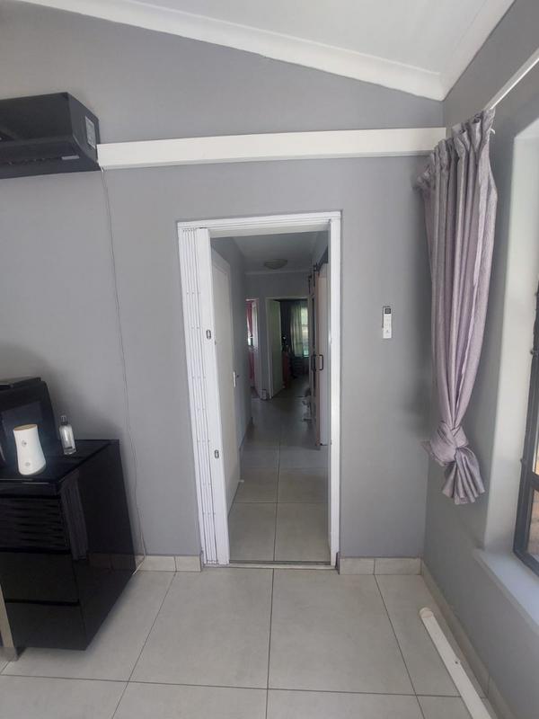 5 Bedroom Property for Sale in Greenhills Gauteng