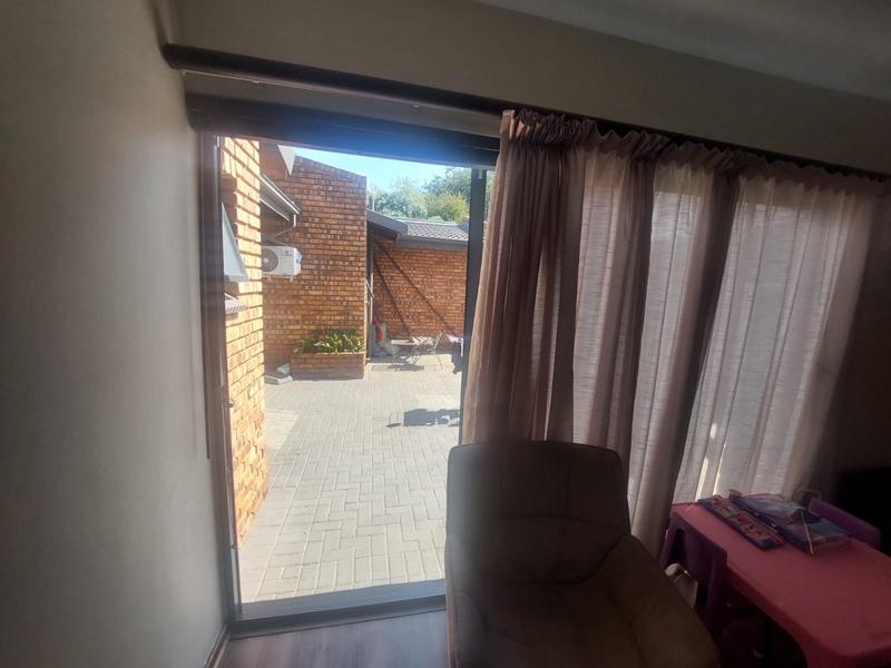 5 Bedroom Property for Sale in Greenhills Gauteng