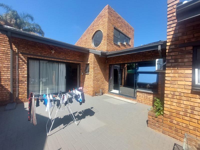 5 Bedroom Property for Sale in Greenhills Gauteng