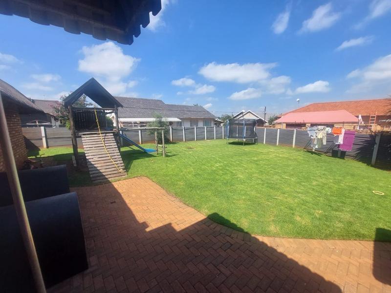 5 Bedroom Property for Sale in Greenhills Gauteng