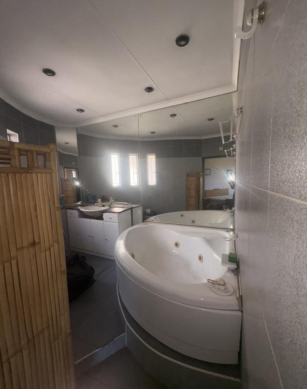 3 Bedroom Property for Sale in Corlett Gardens Gauteng