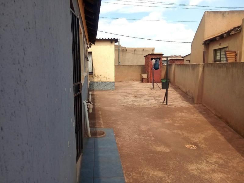 2 Bedroom Property for Sale in Zonkezizwe Gauteng