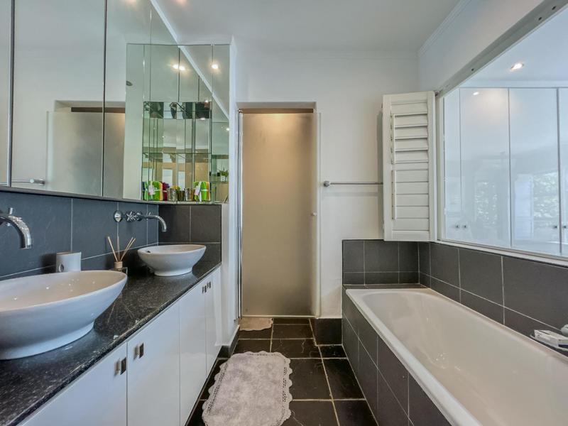 To Let 2 Bedroom Property for Rent in Sandhurst Gauteng