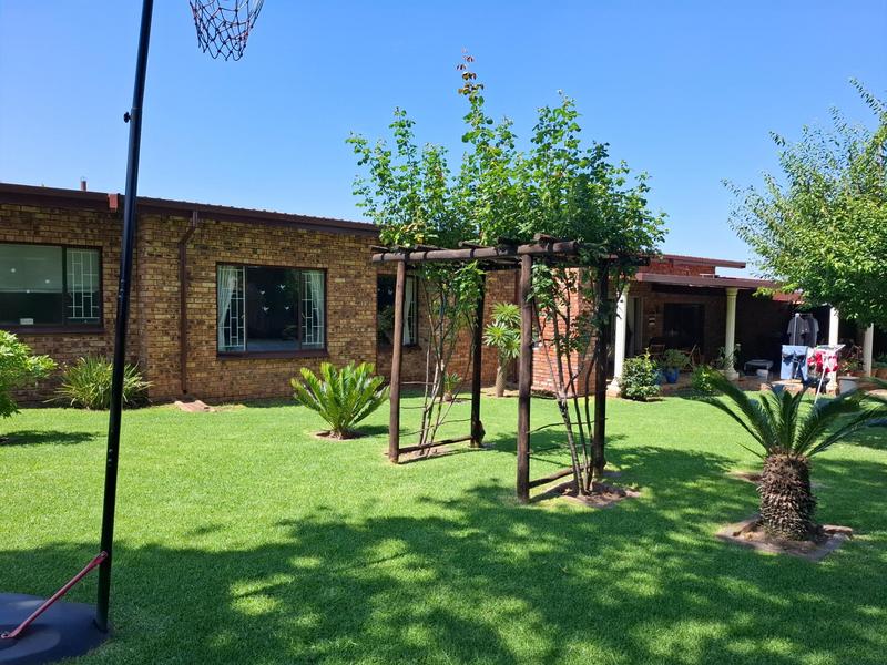 5 Bedroom Property for Sale in The Reeds Gauteng