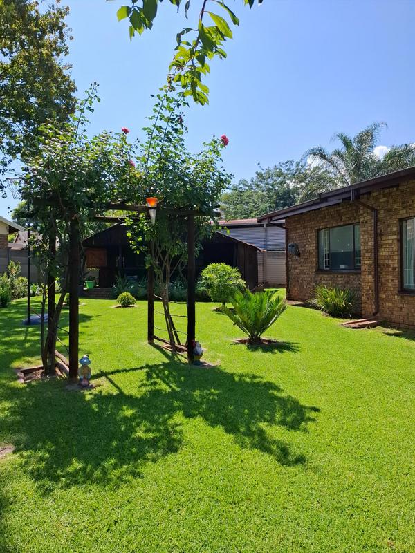 5 Bedroom Property for Sale in The Reeds Gauteng