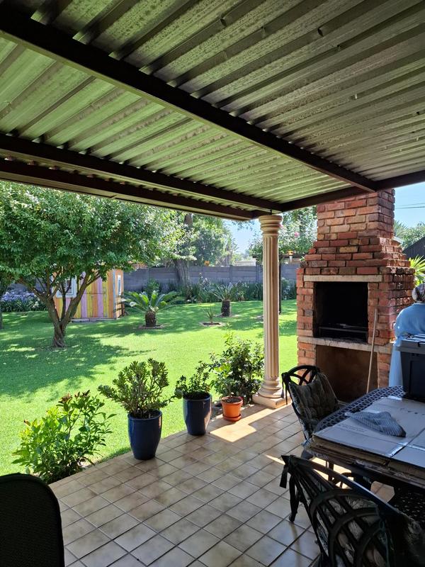 5 Bedroom Property for Sale in The Reeds Gauteng
