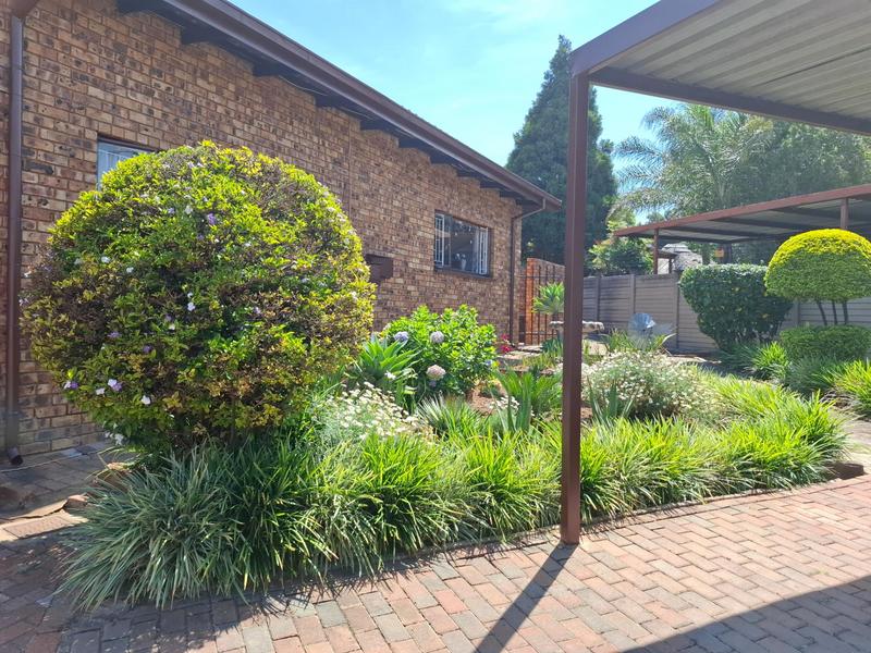 5 Bedroom Property for Sale in The Reeds Gauteng