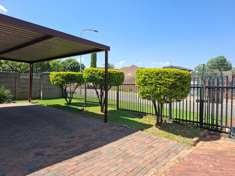 5 Bedroom Property for Sale in The Reeds Gauteng